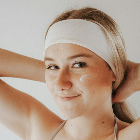 Chica con crema en la cara
